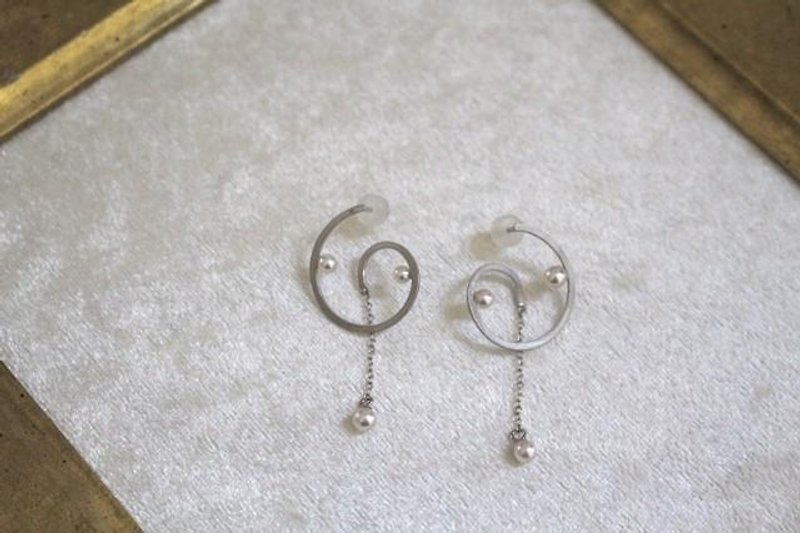 アコヤパールのうずまきピアス シルバー色 - 耳環/耳夾 - 其他金屬 銀色