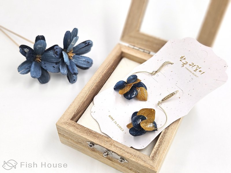 Flower fish tail (mustard yellow/navy blue color) - ต่างหู - พืช/ดอกไม้ สีน้ำเงิน