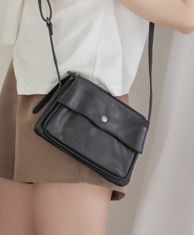 Straightforward Simple Leather Shoulder Bag Side Backpack Black - กระเป๋าแมสเซนเจอร์ - หนังแท้ สีดำ