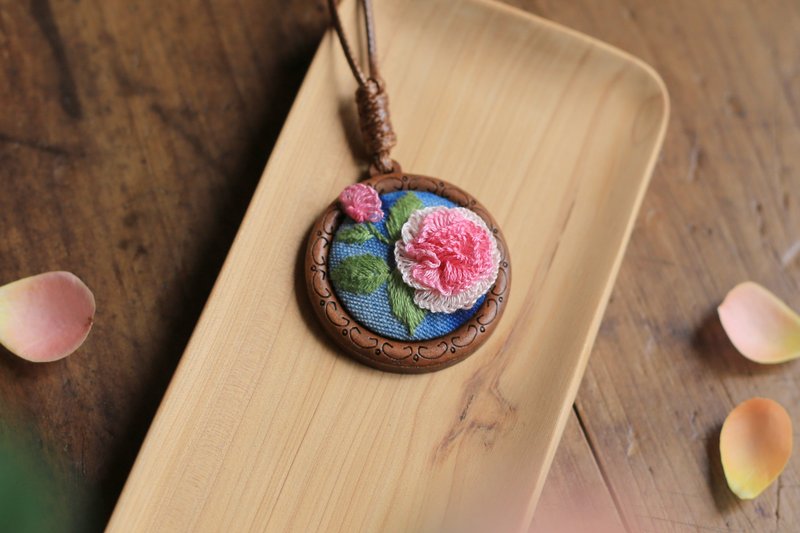 Spring and Autumn hand embroidery | Hand-sewn three-dimensional embroidery literary pendant necklace | Vegetable dyeing | Solid wood carving - สร้อยคอ - ผ้าฝ้าย/ผ้าลินิน 