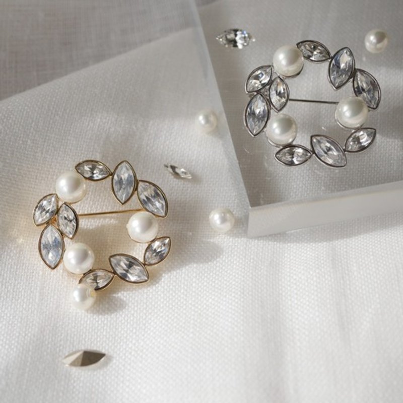 Silver circle Silver made of Japanese shell pearls and crystals. Great for graduation and entrance ceremonies. - Brooches - Gemstone 