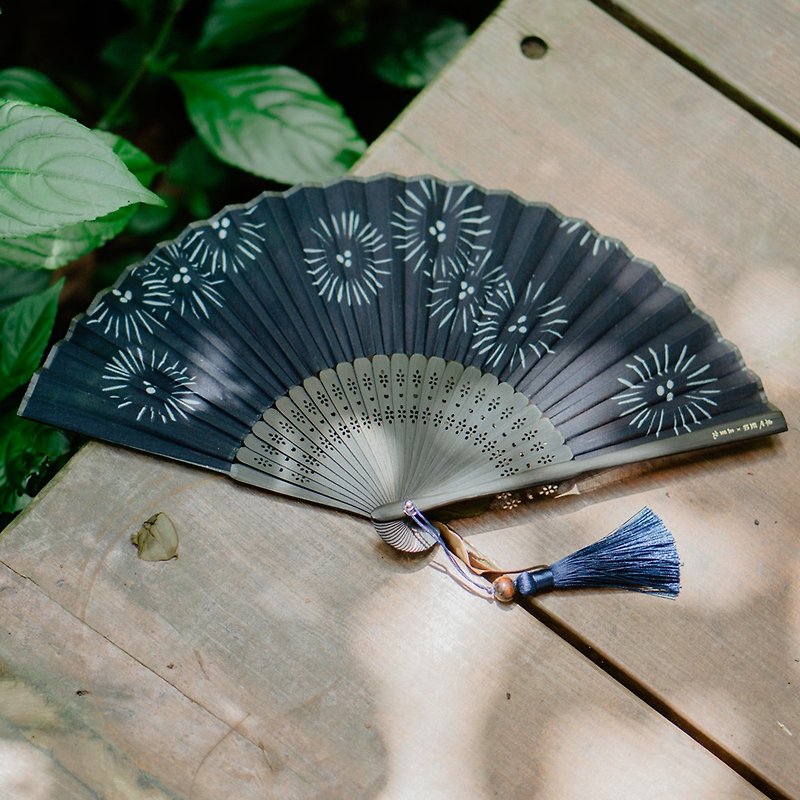 Takuya Indigo-Indigo dyed handmade folding fan (firework dyeing) - พัด - ผ้าฝ้าย/ผ้าลินิน สีน้ำเงิน