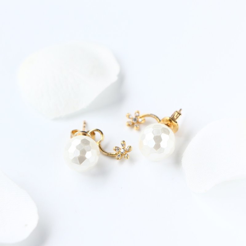Shell pearl & cubic zirconia back catch pierced earrings-14kgf - ต่างหู - เครื่องเพชรพลอย ขาว