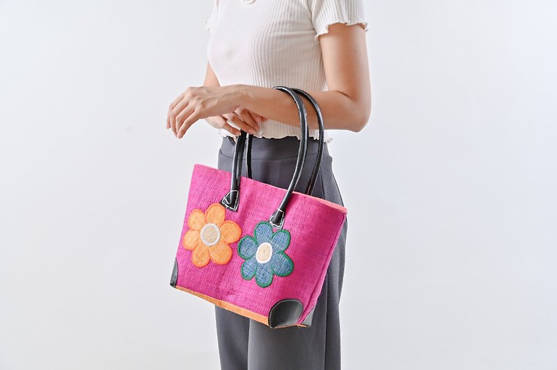 マダガスカルで手作りされたこのピンクのバッグには、色とりどりの花が刺繍されています。 - トート・ハンドバッグ - 寄せ植え・花 ピンク
