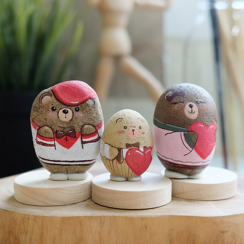 Bear with love stone painting handmade gift for someone you love. - 公仔模型 - 石頭 紅色