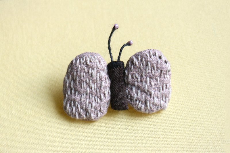 Small butterfly embroidery brooch/wool butterfly - เข็มกลัด/พิน - งานปัก สึชมพู