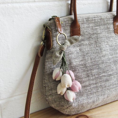 手作りの 6 つのチューリップ キーホルダー ボタニカル染め綿