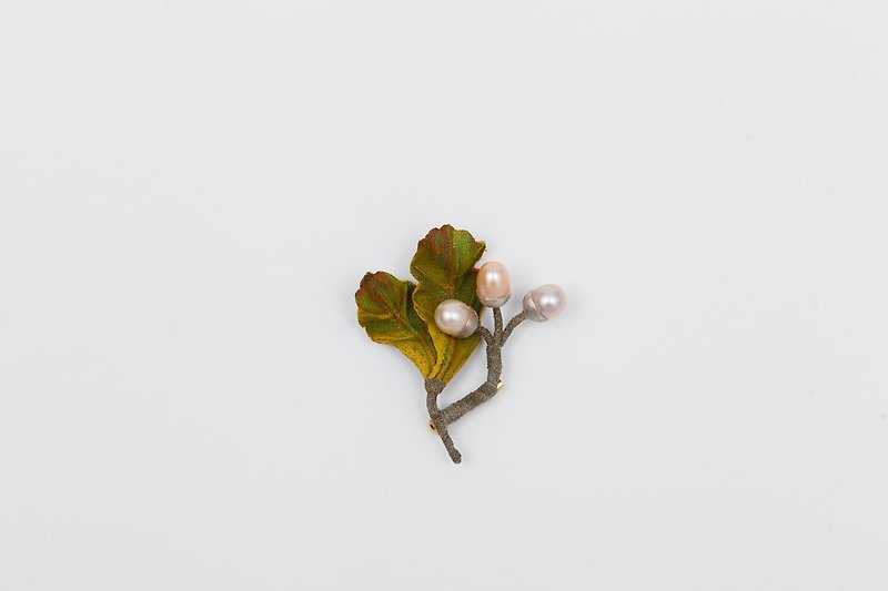手工布藝植物胸針-橡子(淡水珍珠) 文藝森女禮物客製 - 胸針/心口針 - 棉．麻 綠色