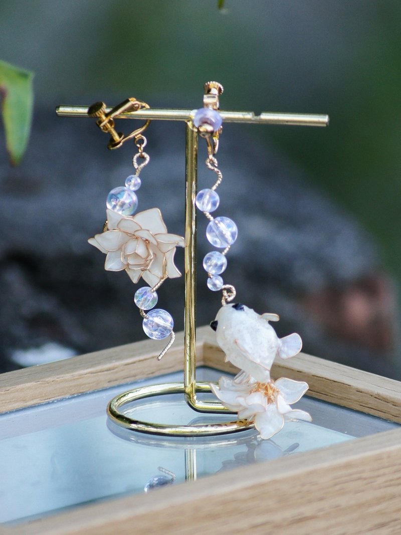 【魚悅花舞】梔子花白金魚 水晶花耳環 - 耳環/耳夾/耳骨夾 - 樹脂 白色