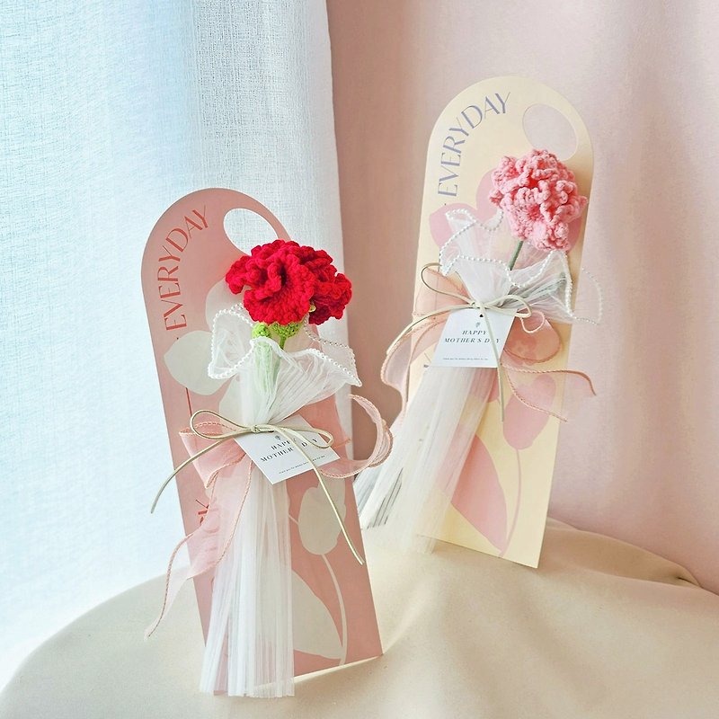 F46 Knitted Carnation Hanging Card/Mother’s Day Bouquet Card Corporate Gift - ช่อดอกไม้แห้ง - พืช/ดอกไม้ 