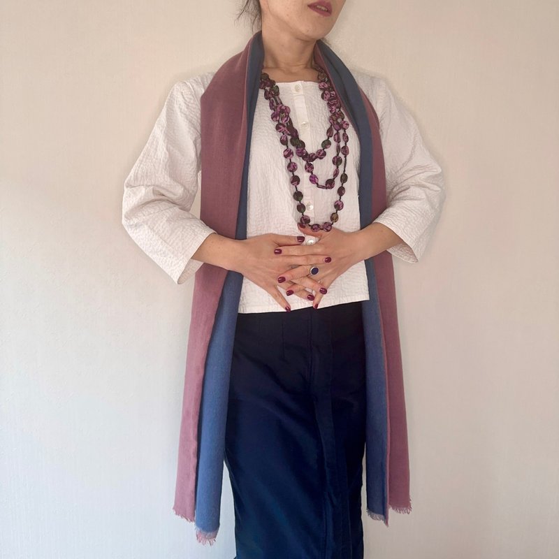 セール品　藍とコチニールの草木手染ストール　麻ウール混　バイカラーロングストール - 圍巾/披肩 - 棉．麻 藍色