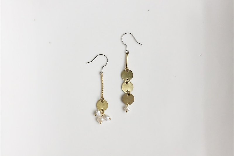 摩斯密語系列 黃銅珍珠天然石不對稱耳環 - 耳環/耳夾 - 其他金屬 金色