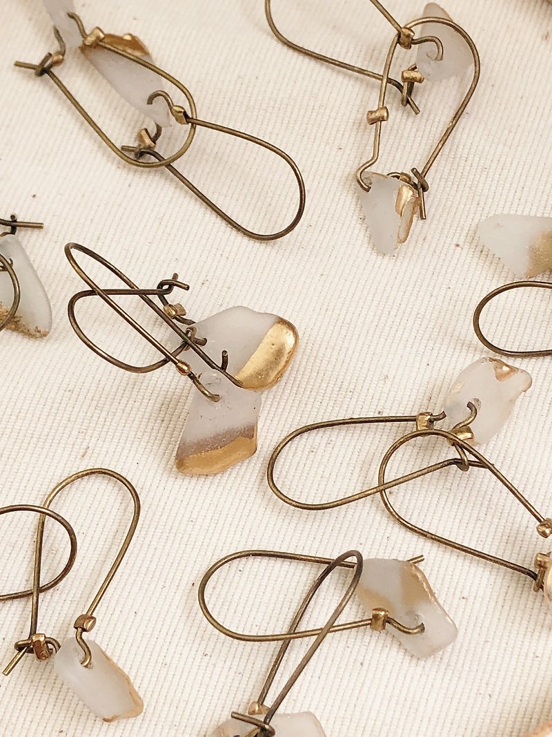 Mini Breakers | Earhook Sea Glass Earrings - ต่างหู - แก้ว สีใส