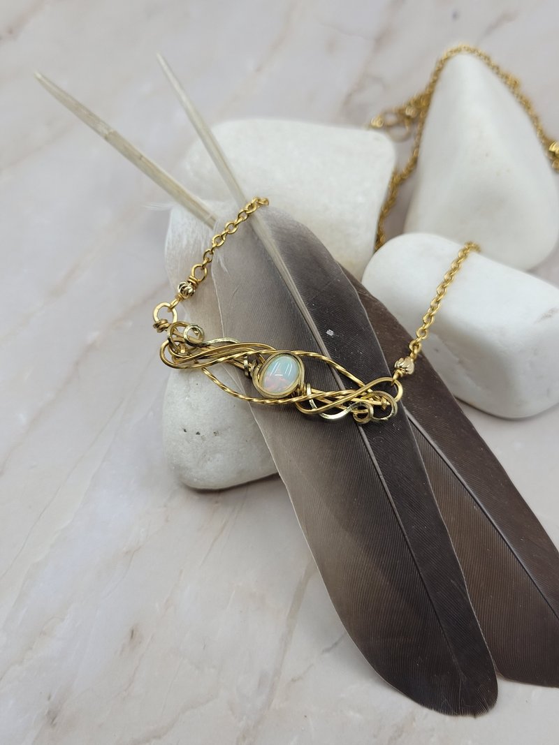 Victorian Style Opal Hand Wound Short Necklace - สร้อยคอ - ทองแดงทองเหลือง 