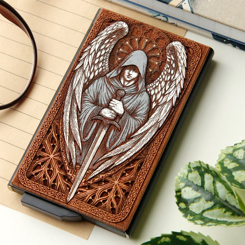Gabriel -  Wooden card holder with laser engraving + hand painting - 名片夾/名片盒 - 木頭 咖啡色