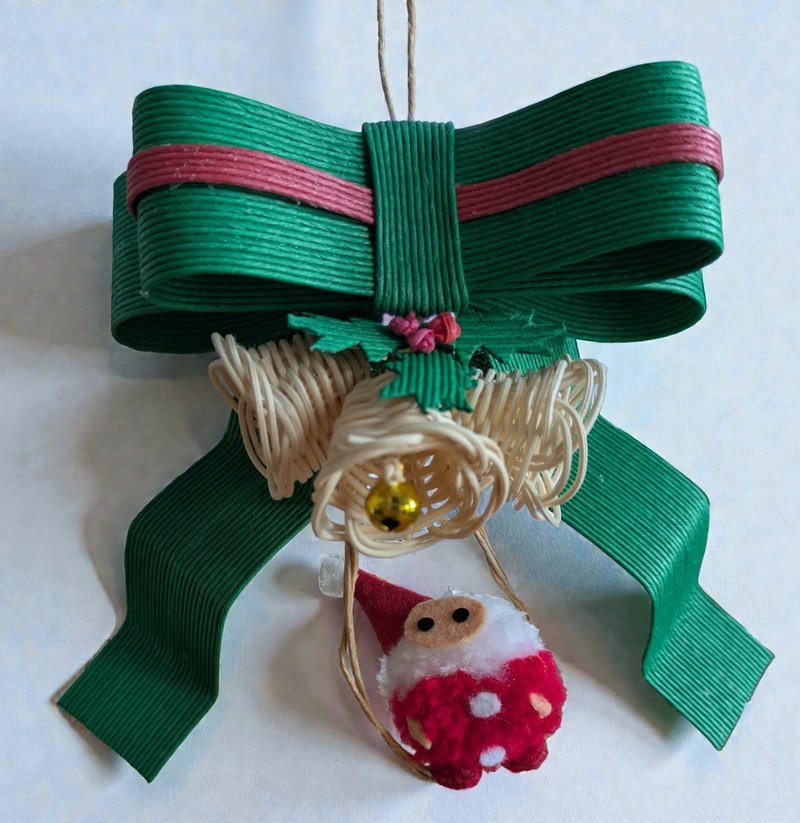 【クリスマス限定】ラタンの鈴とブランコに乗った小さなサンタのクラフトバンド製、温もりあふれる壁掛け　クリスマス飾り - 其他 - 其他材質 綠色
