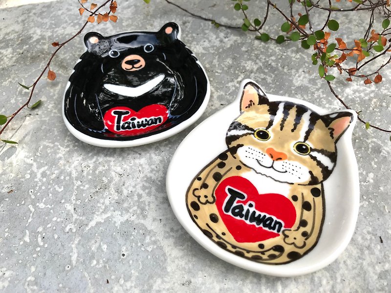 Love Taiwan Formosan black bear Stone tiger bean dish chopsticks holder a set of two small dishes - จานเล็ก - เครื่องลายคราม หลากหลายสี