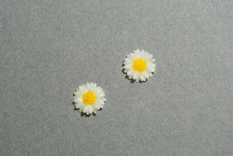 Daisy earrings (small) - ต่างหู - กระดาษ ขาว