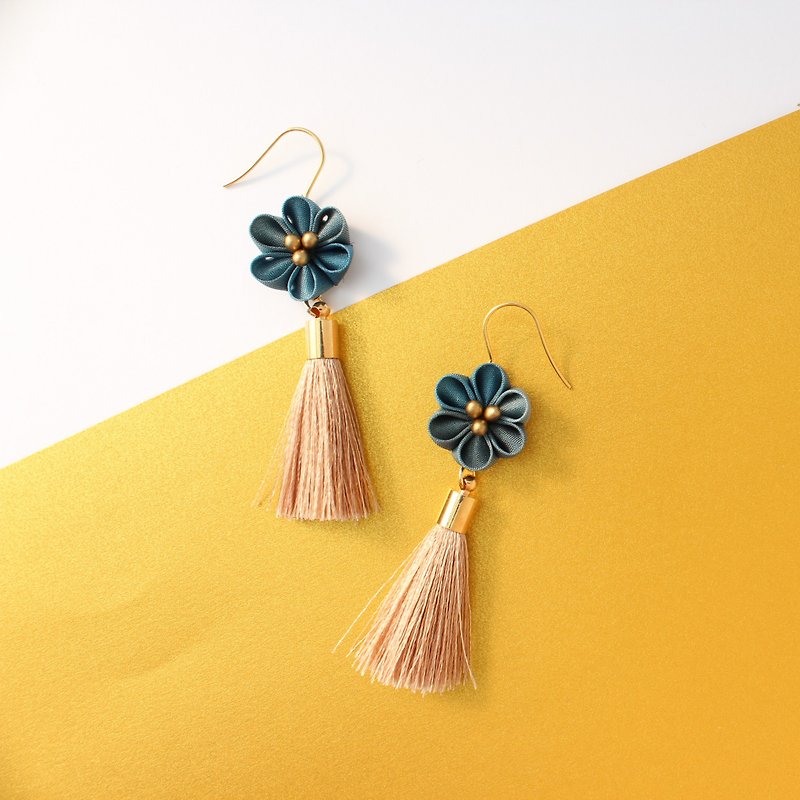 Soranokagami kanzashi flower & tassel earrings blue - Earrings & Clip-ons - Silk Blue