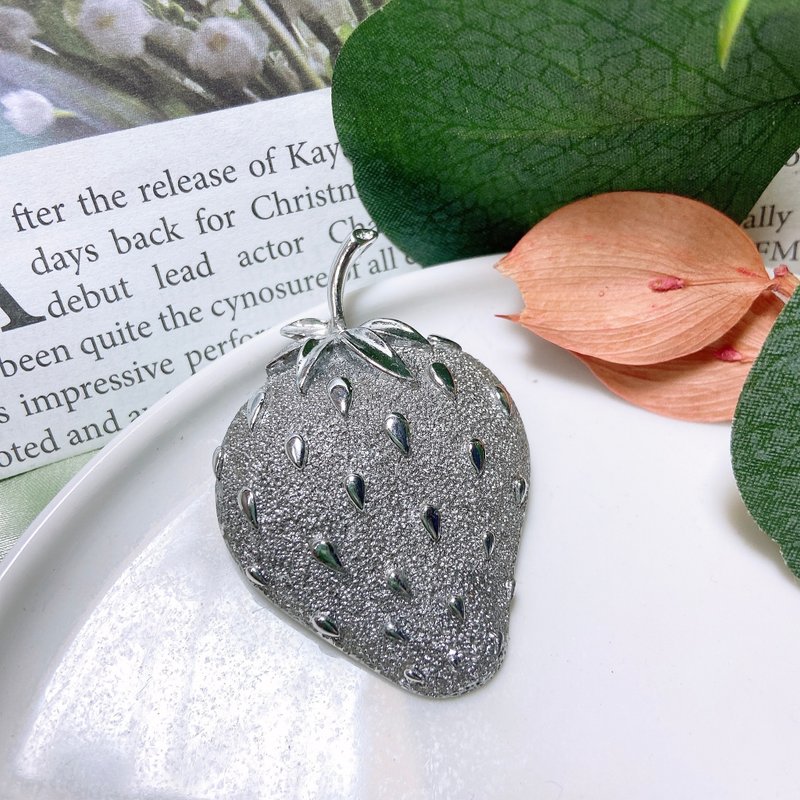 【西洋古董飾品】Sarah Cov. 亮霧沙銀 質感草莓 厚實胸針 胸章 - 胸針 - 貴金屬 銀色