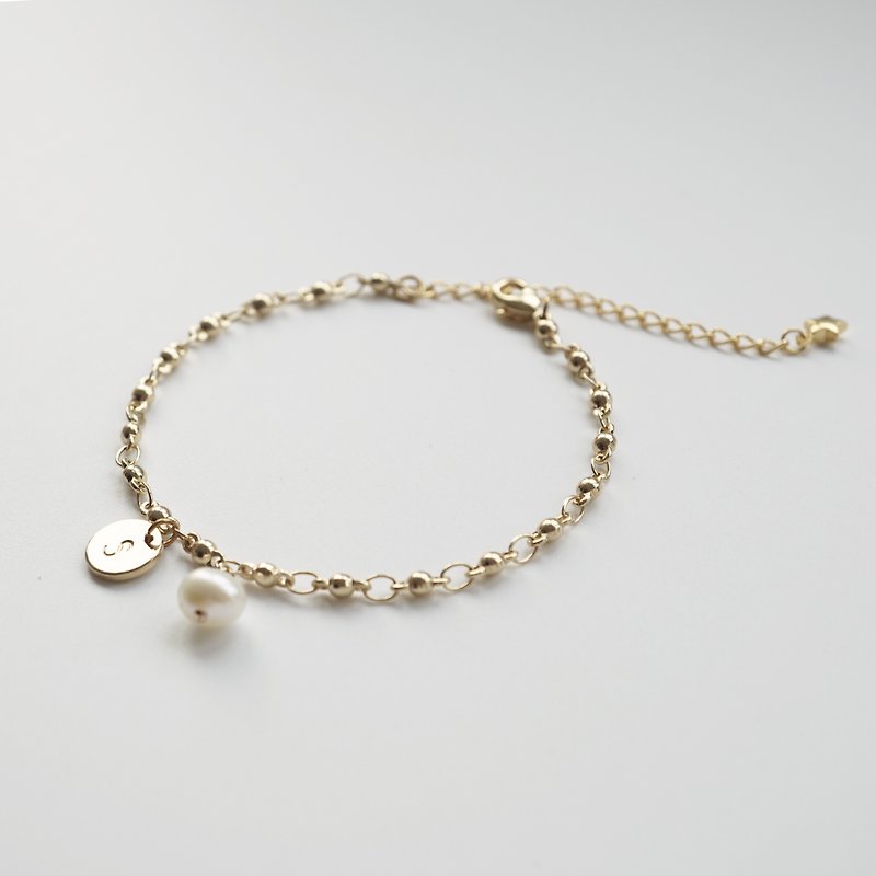 客製化淡水珍珠字母圓牌手鏈 - 16K精鍍銅 - 手鍊/手環 - 其他金屬 金色