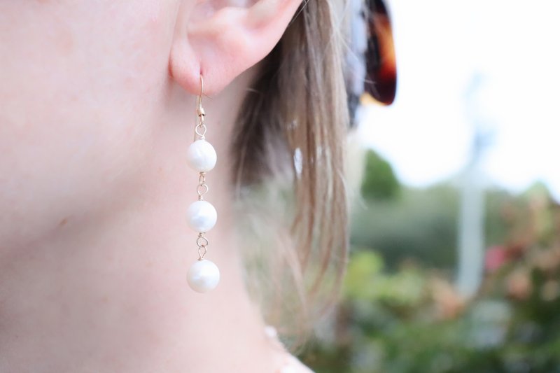 (14KGF) Elegant 8mm Freshwater Pearl Cascade Earrings Handcrafted Jewellery - 耳環/耳夾/耳骨夾 - 珍珠 白色
