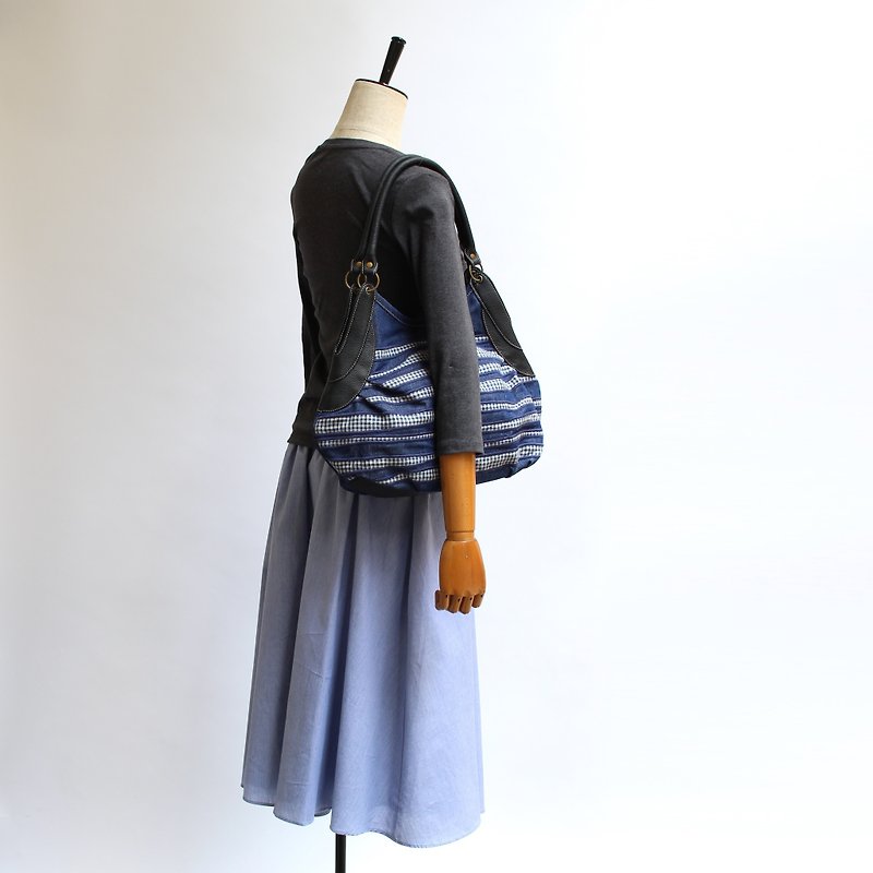 Rippled embroidery / Granny bag - Messenger Bags & Sling Bags - Cotton & Hemp Blue