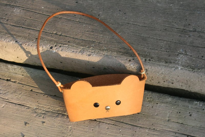 [Customized gift] Handmade leather-environmental friendly bear beverage bag/customized engraved English name - ถุงใส่กระติกนำ้ - หนังแท้ สีนำ้ตาล