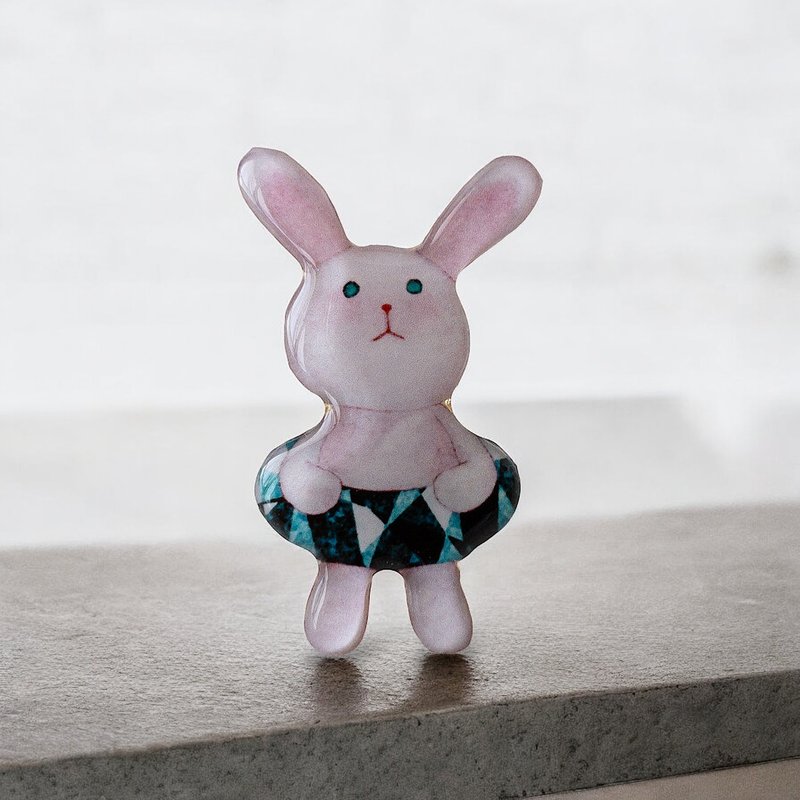 The rabbit dreamed of swimming in the sea (brooch) - Brooches - Resin Pink