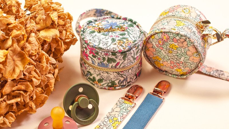 Handmade by Mina【LIBERTY 奶嘴鍊收納包】可指定客製化 - 奶瓶/奶嘴 - 棉．麻 多色