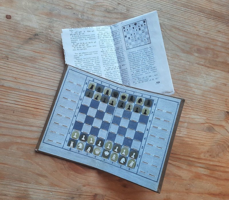 Moldova Kishinev pocket chess game USSR –  Soviet travel chess set vintage - 桌遊/卡牌 - 其他金屬 卡其色