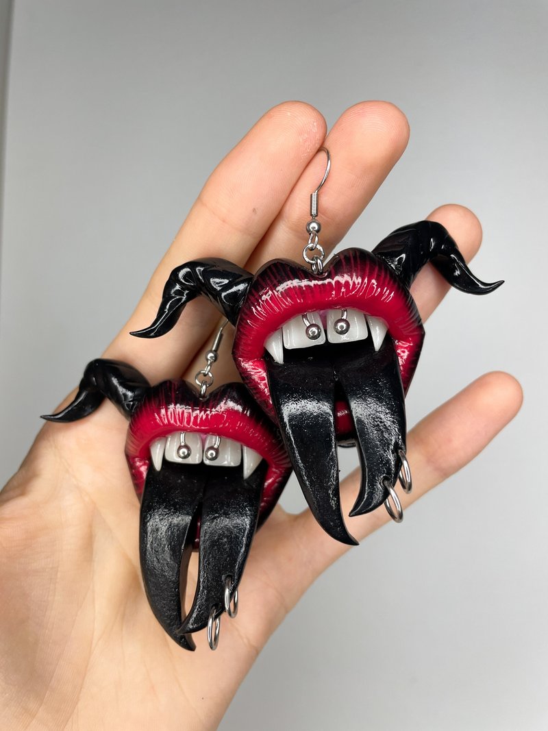 Earrings. Black & red lips with horns. - 耳環/耳夾/耳骨夾 - 黏土 