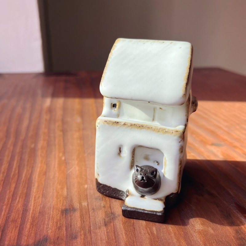 Two-Story Cabin in Deep Snow _ Gatekeeper Cat / Ceramic - ของวางตกแต่ง - ดินเผา ขาว