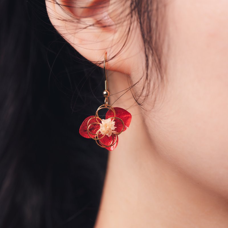 Handmade real flower earrings/Pianpian. Dried flower earrings hydrangea baby's breath gift ear hook Clip-On - ต่างหู - พืช/ดอกไม้ หลากหลายสี