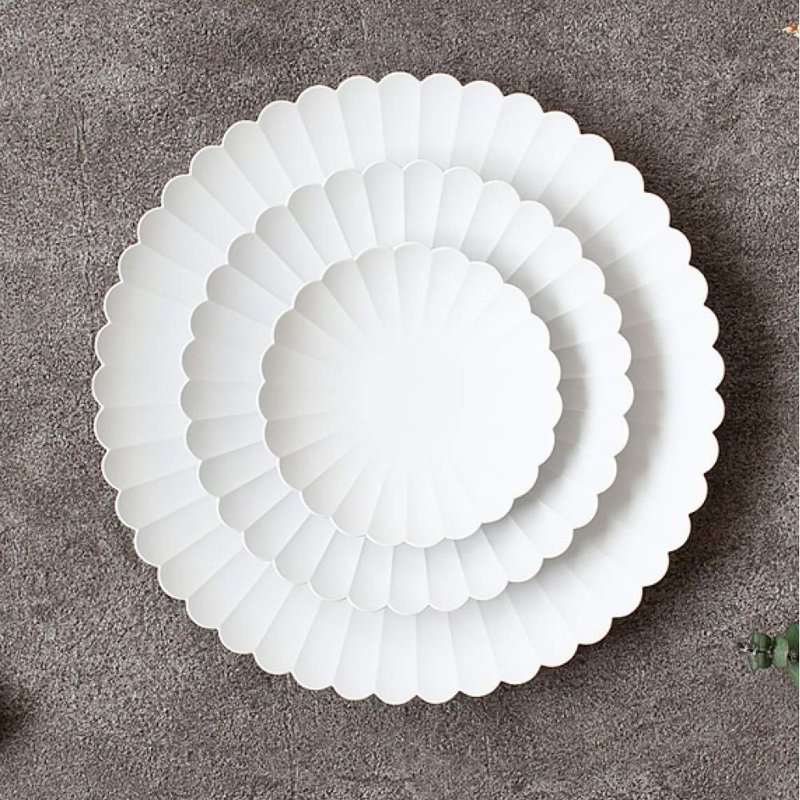 【House Gift】3-piece set of beautiful chrysanthemum dishes - จานและถาด - ดินเผา ขาว