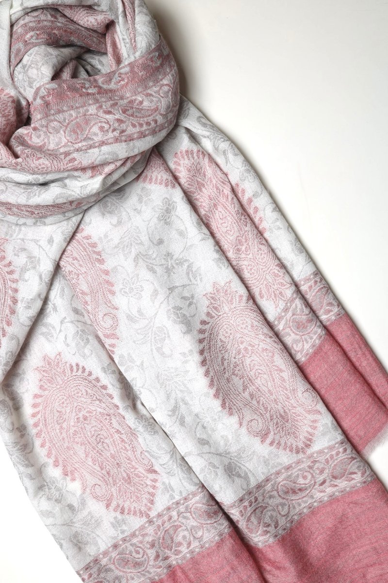 [Christmas Gift Box] Cashmere cashmere woven kani leaf white background light pink gray vine scarf shawl - ผ้าพันคอถัก - ขนแกะ สึชมพู