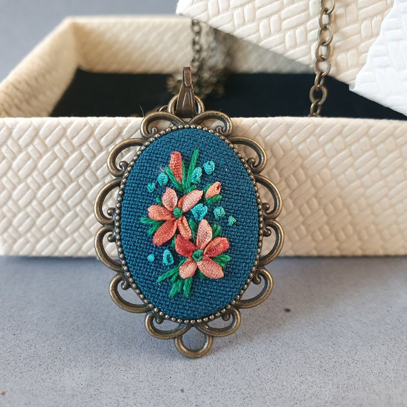 刺繡 珠寶 Ribbon embroidered pendant for her - 項鍊 - 絲．絹 多色