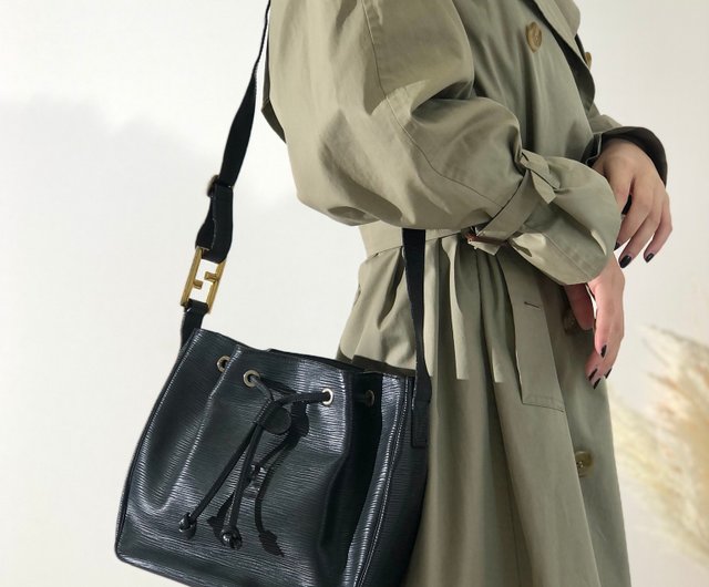 [FENDI]巾着バッグ！/ショルダーバッグ 日本直送 名牌中古包 】FENDI フェンディ FF型押し エンボス