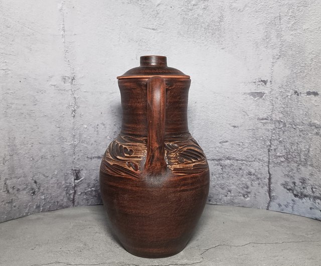 陶器の大きな水差し 手作りの赤い粘土 ワイン容器 蓋付きの茶色の