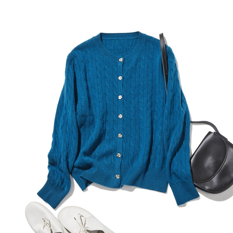 เสื้อคาร์ดิแกนถักลายเปียสุดคลาสสิก ผ้าขนสัตว์ 100% สีน้ำเงินนกยูง (251121-2) - สเวตเตอร์ผู้หญิง - ขนแกะ สีน้ำเงิน
