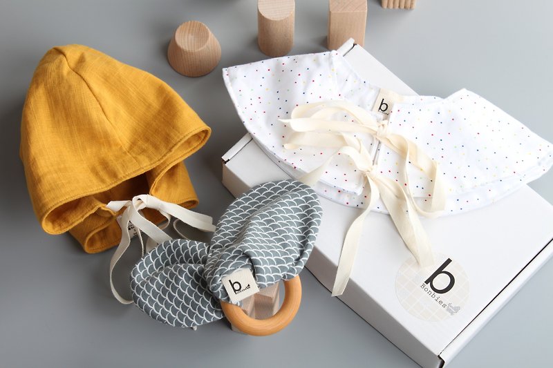 新生3寶禮盒 手工小帽子 蝴蝶結木圈圈玩具 嬰兒衣領裝飾 - 滿月禮物 - 棉．麻 黃色