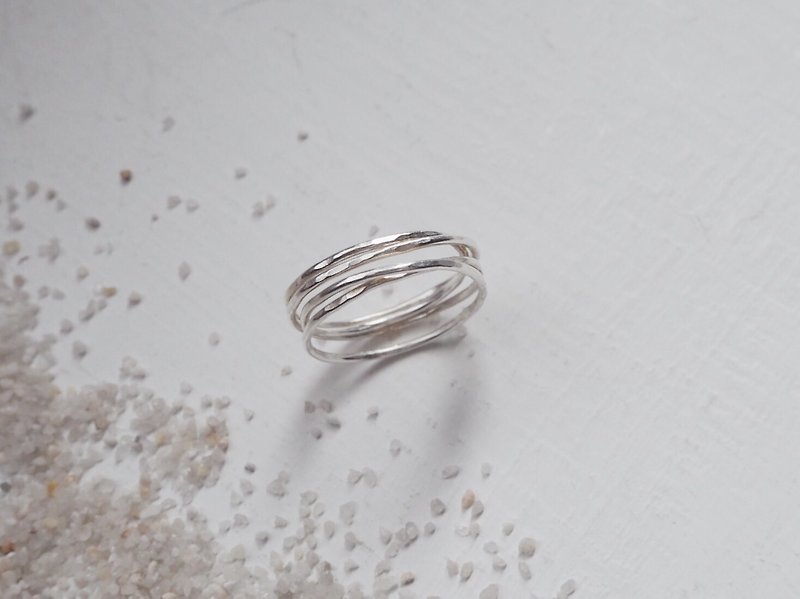 Hand-forged multiple loop ring-sterling silver - แหวนทั่วไป - โลหะ สีเงิน