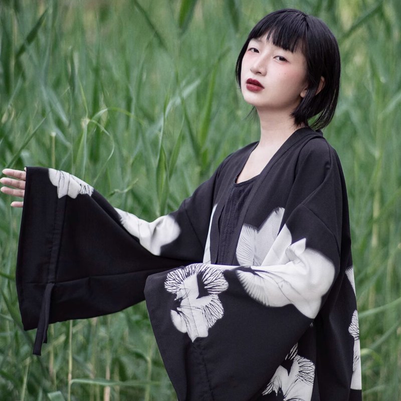 日式暗黑 和風黑底白花甩袖和服 羽織系帶抽繩開衫 - 女上衣/長袖上衣 - 其他材質 黑色