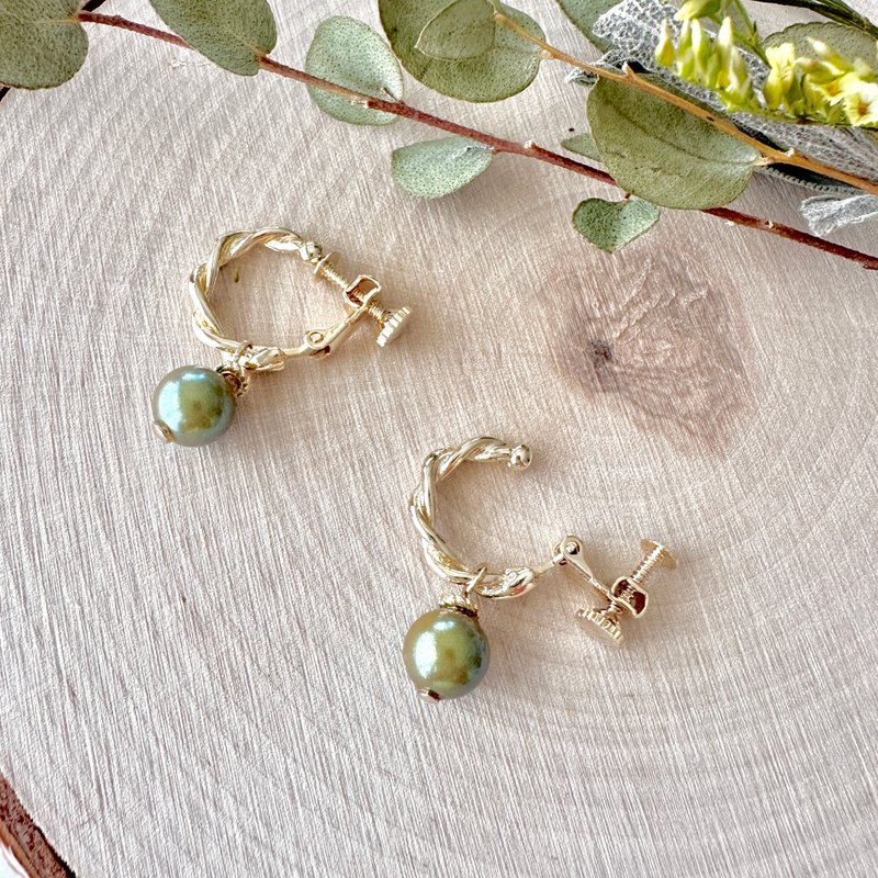 【 Olive pearl twist hoop earring 】Japanese handmade - ต่างหู - วัสดุอื่นๆ สีเขียว