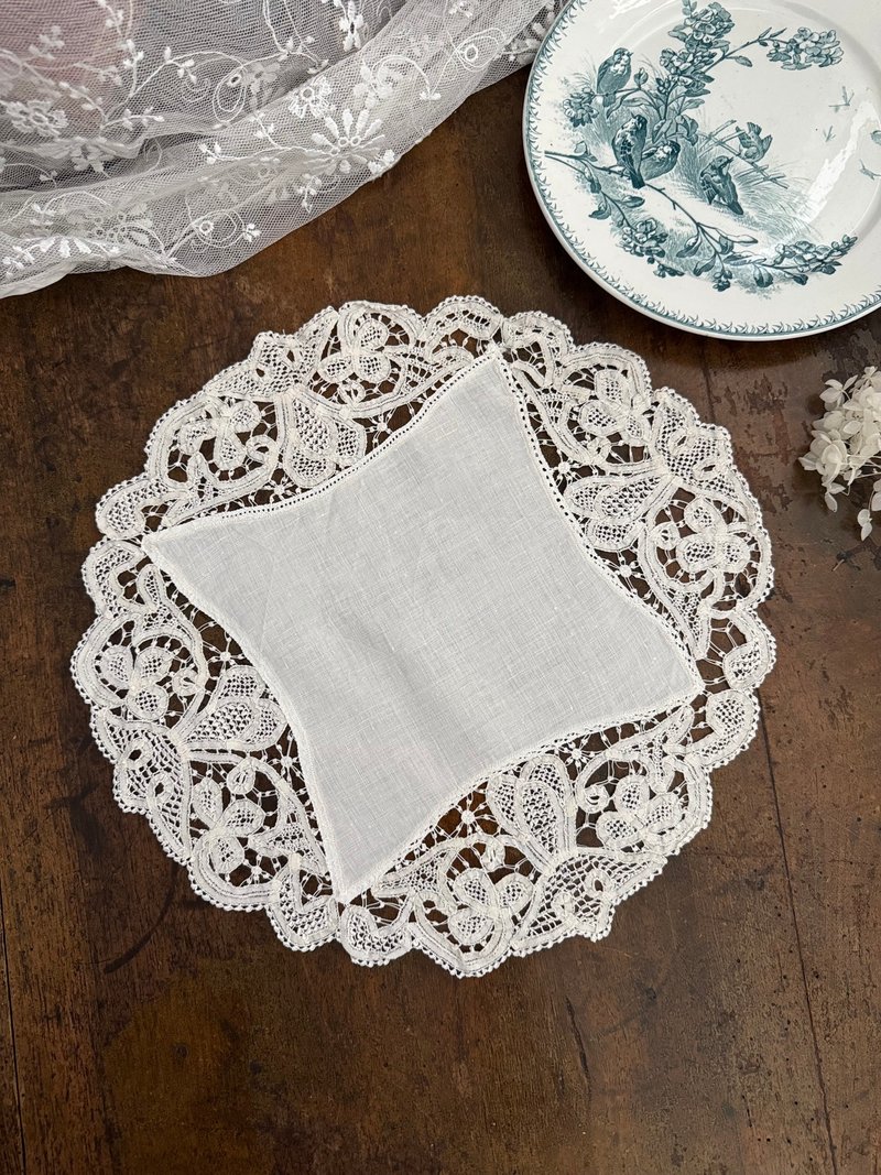 50014-Elegant French antique handmade embroidered lace placemat - ผ้ารองโต๊ะ/ของตกแต่ง - ผ้าฝ้าย/ผ้าลินิน 