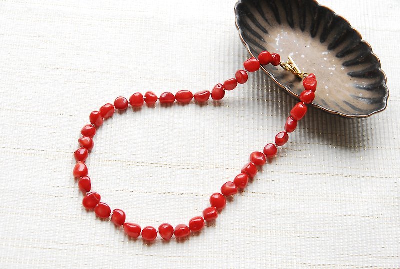 red coral necklace 40cm - สร้อยคอ - วัสดุอื่นๆ สีแดง
