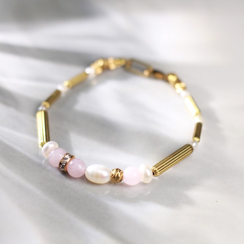 together. Happiness | Natural Pink Crystal Bracelet - สร้อยข้อมือ - โลหะ สึชมพู