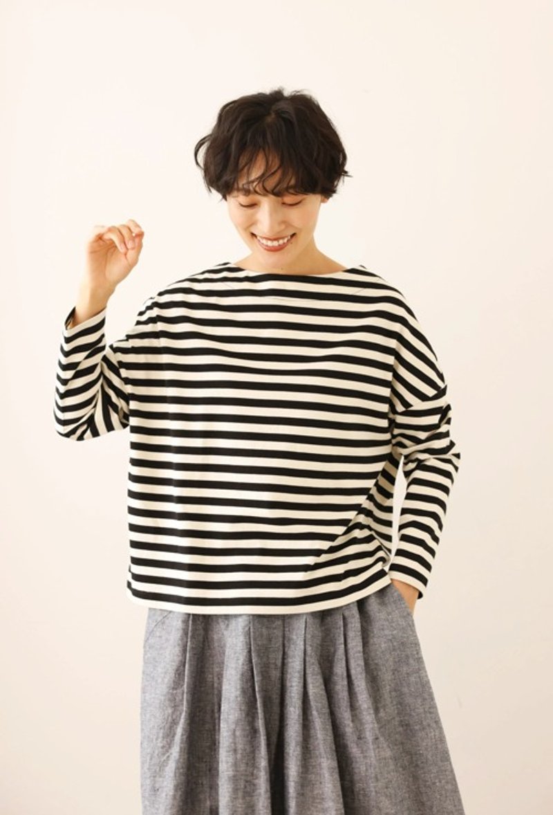 A striped cut-and-sew pullover that is easy to wear and feels good against the skin. Black and off-white 240921-5 - เสื้อผู้หญิง - ผ้าฝ้าย/ผ้าลินิน 