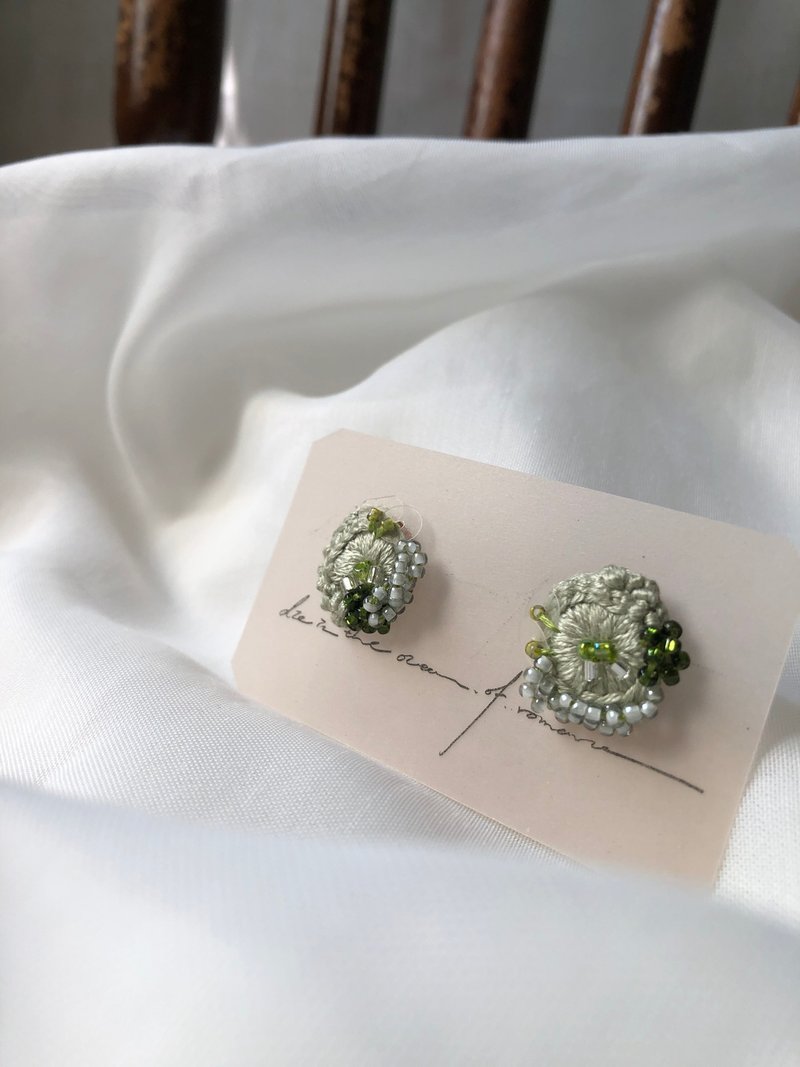 Little Flower Partner -- Bellflower Green // Paired・Hand-stitched Embroidered Earrings - ต่างหู - งานปัก ขาว