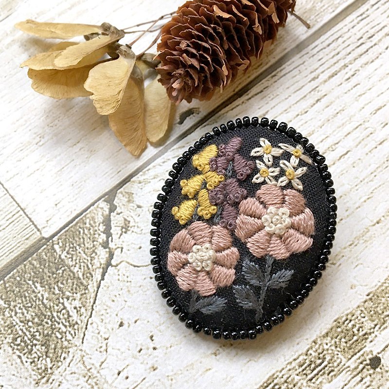 Classical flower embroidery brooch/Black - เข็มกลัด - งานปัก สีดำ